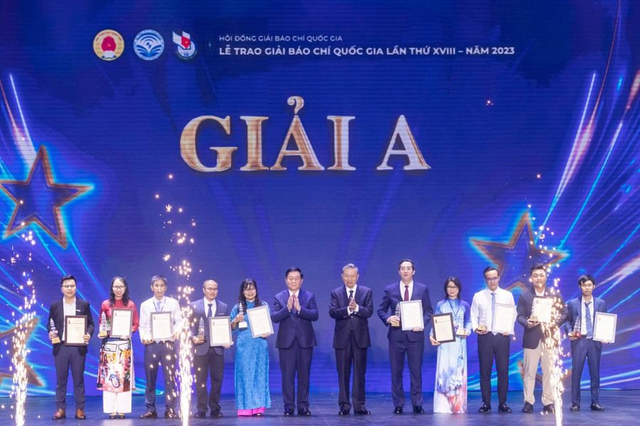 Chủ tịch nước Tô Lâm và Trưởng ban Tuyên giáo T.Ư Nguyễn Trọng Nghĩa trao giải A cho các tác giả, đại diện nhóm tác giả. Ảnh: Như Ý. Chủ tịch nước Tô Lâm và Trưởng ban Tuyên giáo T.Ư Nguyễn Trọng Nghĩa trao giải A cho các tác giả, đại diện nhóm tác giả. Ảnh: Như Ý.