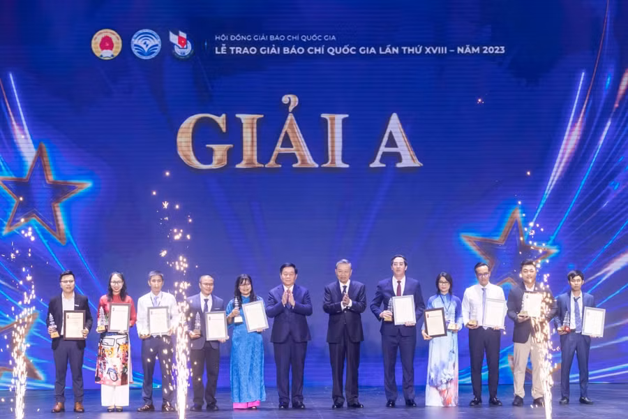 Chủ tịch nước Tô Lâm và Trưởng ban Tuyên giáo T.Ư Nguyễn Trọng Nghĩa trao giải A cho các tác giả, đại diện nhóm tác giả. Ảnh: Như Ý.