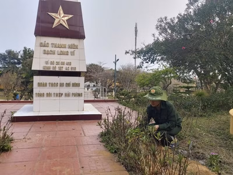 Chị Phạm Thị Trang, nguyên Bí thư Chi đoàn TNXP Bạch Long Vỹ dọn vệ sinh khuôn viên đơn vị