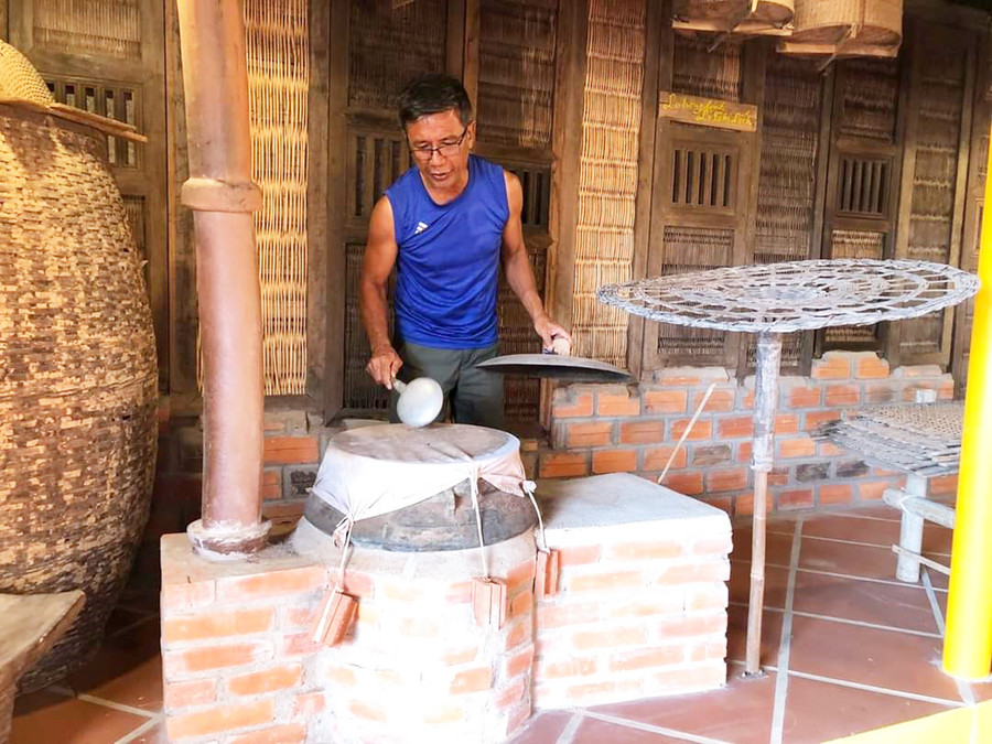 Ông Võ Văn Hiền thực hiện thao tác tráng bánh phục vụ khách tham quan. Ảnh: Anh Vân Ông Võ Văn Hiền thực hiện thao tác tráng bánh phục vụ khách tham quan. Ảnh: Anh Vân