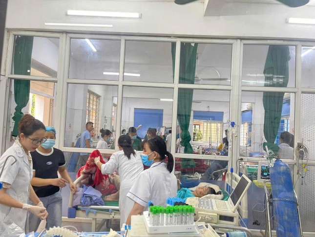 Bệnh viện Đa khoa huyện Bảo Yên đang khẩn trương cấp cứu những nạn nhân còn sống sót. Bệnh viện Đa khoa huyện Bảo Yên đang khẩn trương cấp cứu những nạn nhân còn sống sót.