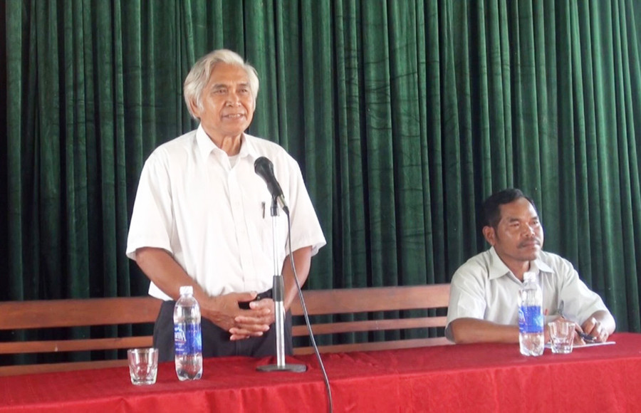 Ông Nhữ Dăm Hoàng đang tuyên truyền với người dân tại xã Hà Ra (huyện Mang Yang) về các âm mưu, thủ đoạn lừa phỉnh của bọn phản động FULRO. Ảnh Công an tỉnh cung cấp