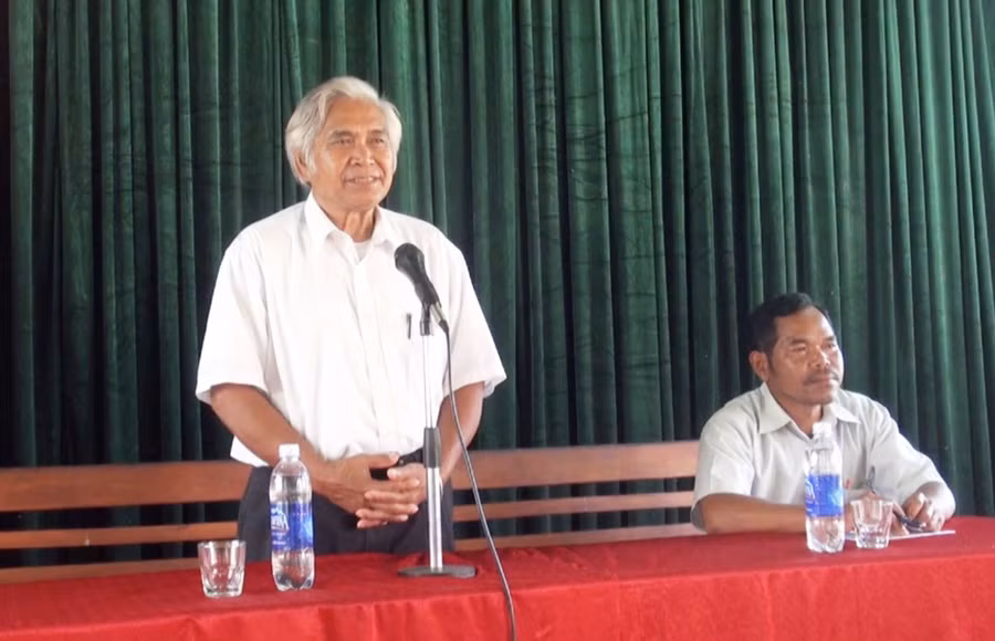 Ông Nhữ Dăm Hoàng đang tuyên truyền với người dân tại xã Hà Ra (huyện Mang Yang) về các âm mưu, thủ đoạn lừa phỉnh của bọn phản động FULRO. Ảnh Công an tỉnh cung cấp