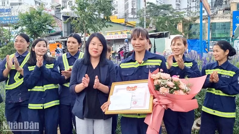 Phó Chủ tịch Ủy ban nhân dân thành phố Đà Lạt Trần Thị Vũ Loan trao giấy khen tặng chị Vũ Thị Thu vì đã có hành động, cử chỉ đẹp.