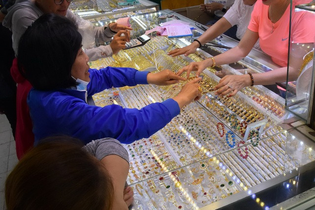 Giá vàng hôm nay của thế giới đi xuống Giá vàng hôm nay của thế giới đi xuống