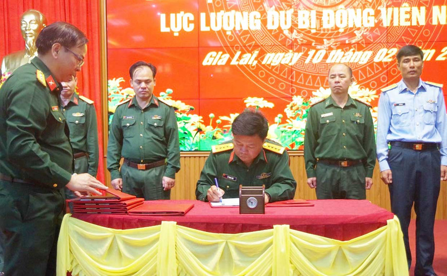 Các đơn vị ký kết biên bản hợp đồng huấn luyện, kiểm tra sẵn sàng động viên lực lượng dự bị động viên năm 2023. Ảnh: Kim Hồng Các đơn vị ký kết biên bản hợp đồng huấn luyện, kiểm tra sẵn sàng động viên lực lượng dự bị động viên năm 2023. Ảnh: Kim Hồng