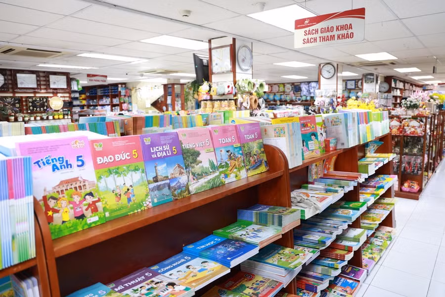 Nhà xuất bản Giáo dục Việt Nam cho biết chuẩn bị đầy đủ sách giáo khoa, cung ứng tới các địa phương trong cả nước. (Ảnh: PV/Vietnam+) Nhà xuất bản Giáo dục Việt Nam cho biết chuẩn bị đầy đủ sách giáo khoa, cung ứng tới các địa phương trong cả nước. (Ảnh: PV/Vietnam+)