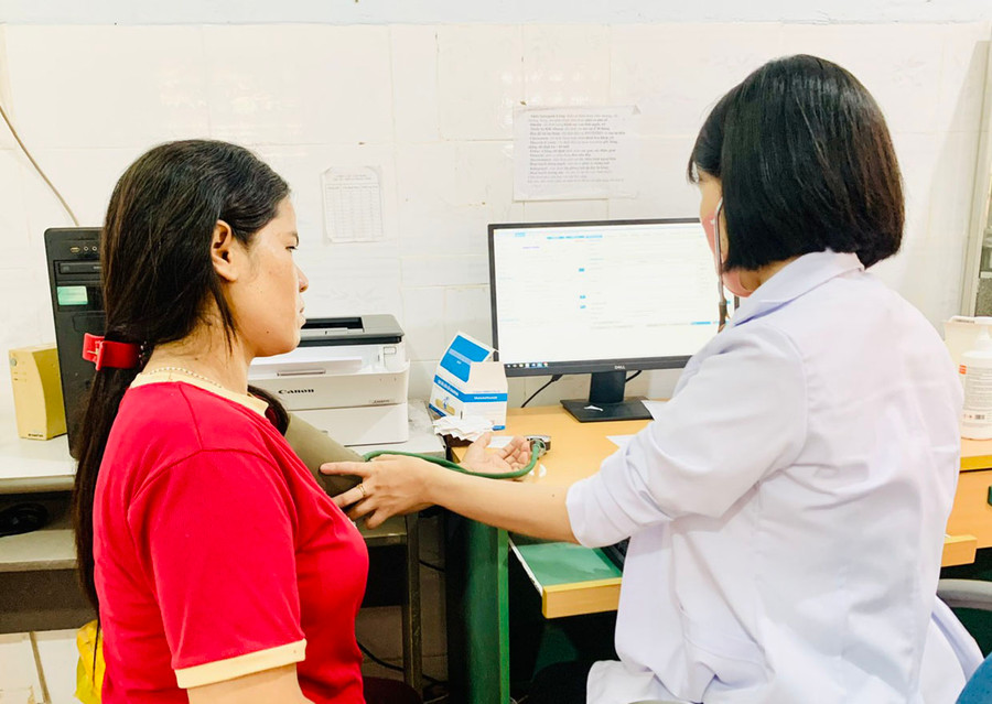 Bác sĩ thăm khám bệnh cho người dân tại Trung tâm Y tế huyện Đức Cơ. Ảnh: Như Nguyện Bác sĩ thăm khám bệnh cho người dân tại Trung tâm Y tế huyện Đức Cơ. Ảnh: Như Nguyện