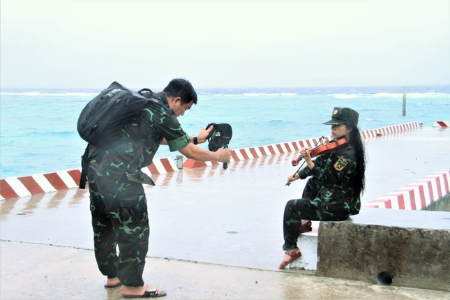 NS Minh Hiền đang thực hiện MV trên đảo Sinh Tồn Đông A. Ảnh: Đại Dương NS Minh Hiền đang thực hiện MV trên đảo Sinh Tồn Đông A. Ảnh: Đại Dương