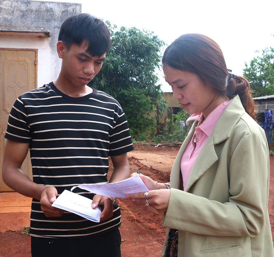 Anh Rmah Thoai (làng Thơ Ga B, xã Chư Don) được Phó Bí thư Đoàn xã Hà Thị Hồng Quyên hướng dẫn viết lý lịch xin vào Đảng. Ảnh: Q.T Anh Rmah Thoai (làng Thơ Ga B, xã Chư Don) được Phó Bí thư Đoàn xã Hà Thị Hồng Quyên hướng dẫn viết lý lịch xin vào Đảng. Ảnh: Q.T