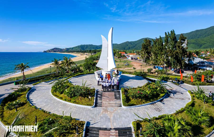 Tại nơi này, ngày nay có di tích bến tàu không số Lộ Diêu được đầu tư 15,8 tỉ đồng, xây dựng trên diện tích 15.000m2. Điểm nhấn của di tích là một phần con tàu được làm bằng đá, mô phỏng con tàu không số năm xưa, trở thành điểm về nguồn của người dân, sinh viên, học sinh... Ảnh: Nguyễn Phan Dũng Nhân Tại nơi này, ngày nay có di tích bến tàu không số Lộ Diêu được đầu tư 15,8 tỉ đồng, xây dựng trên diện tích 15.000m2. Điểm nhấn của di tích là một phần con tàu được làm bằng đá, mô phỏng con tàu không số năm xưa, trở thành điểm về nguồn của người dân, sinh viên, học sinh... Ảnh: Nguyễn Phan Dũng Nhân