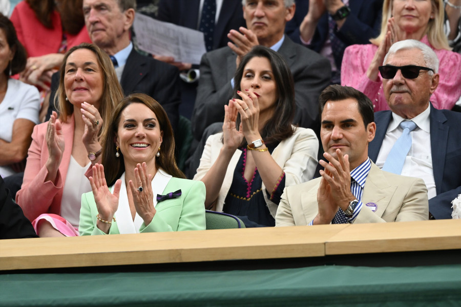 Roger Federer hiện diện trong khu VIP khán đài sân Trung tâm hôm thứ ba (4.7). Ảnh: Wimbledon Roger Federer hiện diện trong khu VIP khán đài sân Trung tâm hôm thứ ba (4.7). Ảnh: Wimbledon
