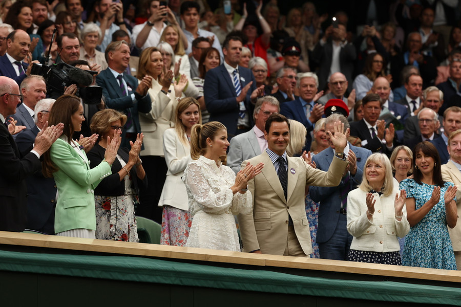 Công nương Kate Middleton (áo vest xanh) và người hâm mộ dành sự tôn vinh đối với Federer. Ảnh: Wimbledon Công nương Kate Middleton (áo vest xanh) và người hâm mộ dành sự tôn vinh đối với Federer. Ảnh: Wimbledon