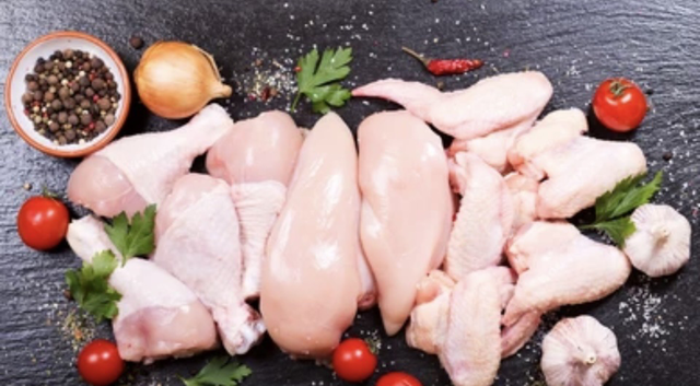 Nên đổi thịt đỏ lấy thịt gà (ảnh) và cá. Ảnh: SHUTTERSTOCK