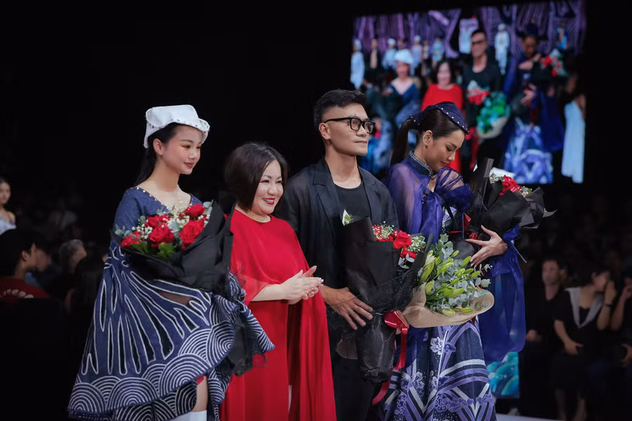 Lê Hoàng Phương trình diễn cho NTK Việt Hà. Lê Hoàng Phương trình diễn cho NTK Việt Hà.