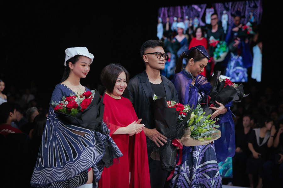 Lê Hoàng Phương trình diễn cho NTK Việt Hà.