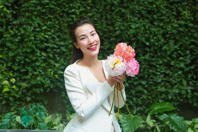 Chàng trai khiến cho bánh kem phải… nở hoa - Ảnh 5. MC Hoàng Oanh và đóa hoa giấy gạo làm được sau khi học từ lớp của anh Tín. Ảnh: THƯỢNG HẢI