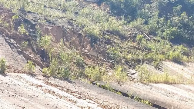 Mái taluy dương bằng bê tông bị xô lệch nghiêng ra đường gây mất an toàn giao thông. ẢNH: ĐỨC NHẬT Mái taluy dương bằng bê tông bị xô lệch nghiêng ra đường gây mất an toàn giao thông. ẢNH: ĐỨC NHẬT