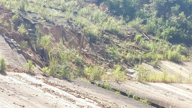 Mái taluy dương bằng bê tông bị xô lệch nghiêng ra đường gây mất an toàn giao thông. ẢNH: ĐỨC NHẬT Mái taluy dương bằng bê tông bị xô lệch nghiêng ra đường gây mất an toàn giao thông. ẢNH: ĐỨC NHẬT