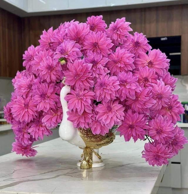 Chị Liên từng cắm những bình hoa "khủng". ẢNH NVCC Chị Liên từng cắm những bình hoa "khủng". ẢNH NVCC