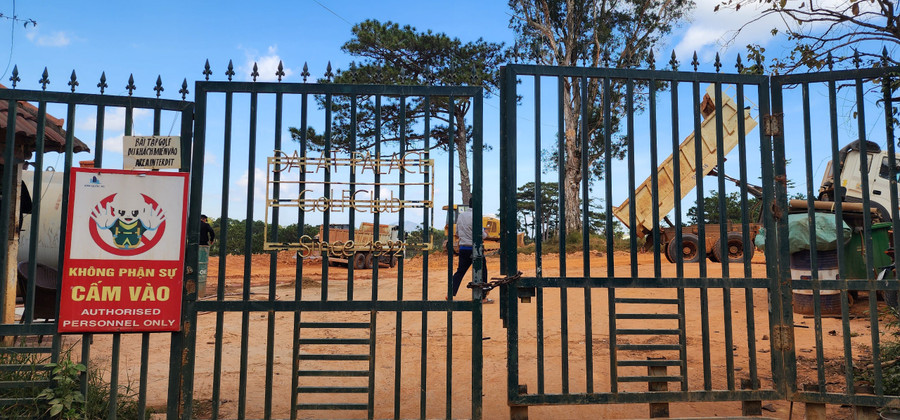 Cổng vào Đồi Cù Đà Lạt bị khóa chặt. Ảnh: Lâm Viên
