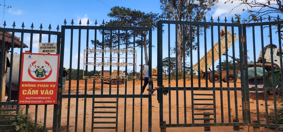 Cổng vào Đồi Cù Đà Lạt bị khóa chặt. Ảnh: Lâm Viên