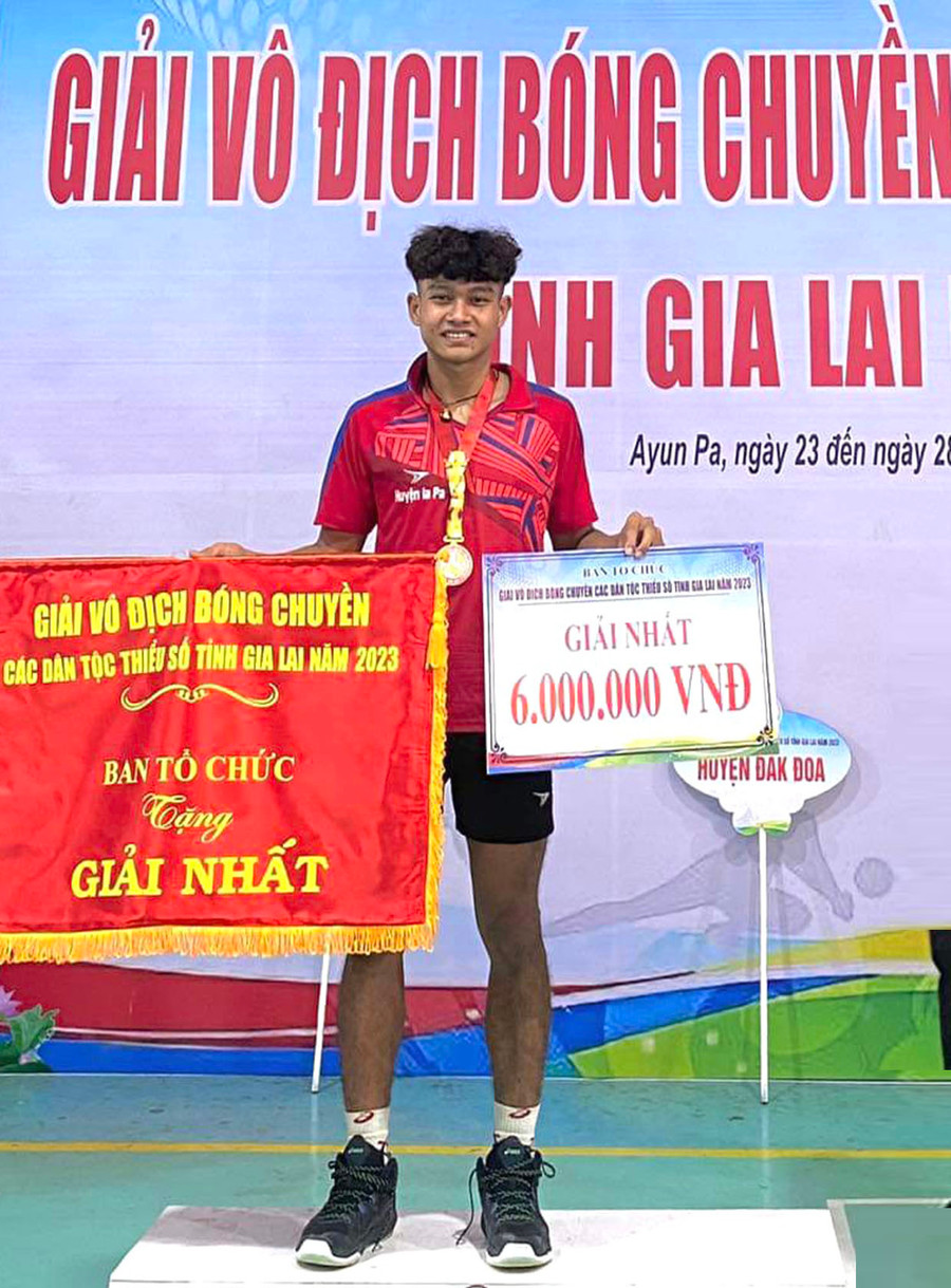 Ksor Rôta là chủ công của huyện Ia Pa đăng quang ở Giải Vô địch Bóng chuyền các DTTS toàn tỉnh lần thứ I-2023. Ảnh: L.V.N