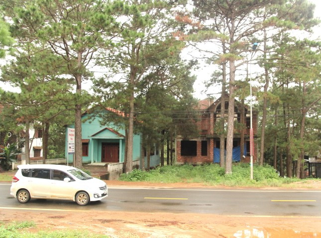 Những căn biệt thự để hoang ở Măng Đen