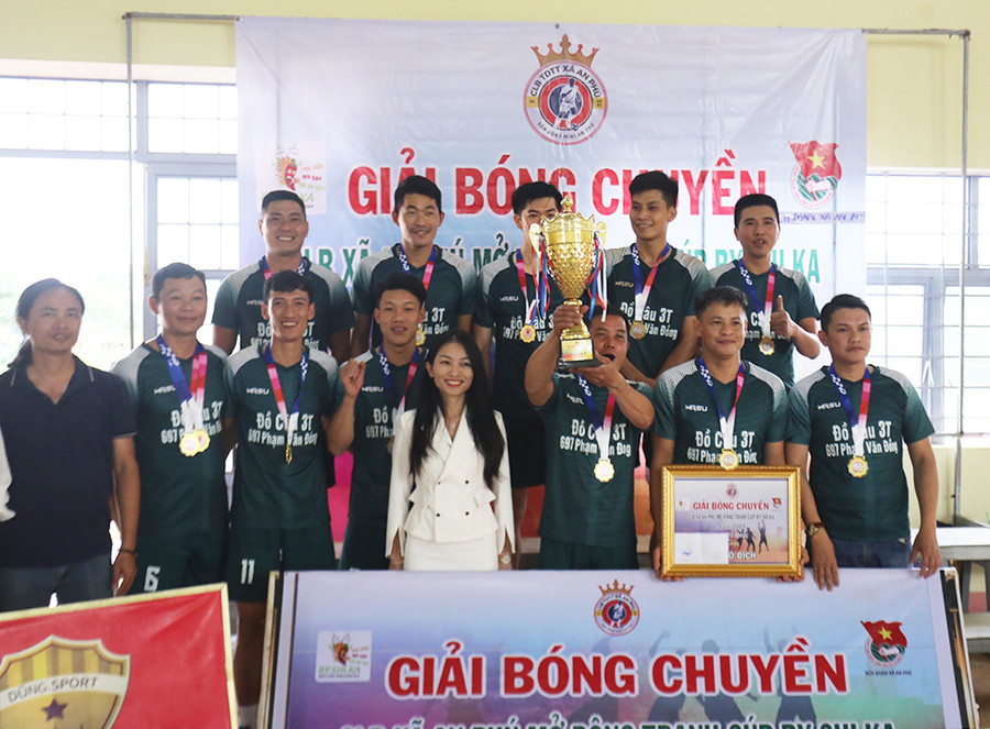 Đội bóng Cơm Đại Phát xuất sắc lên ngôi vô địch. Ảnh: V.N Đội bóng Cơm Đại Phát xuất sắc lên ngôi vô địch. Ảnh: V.N