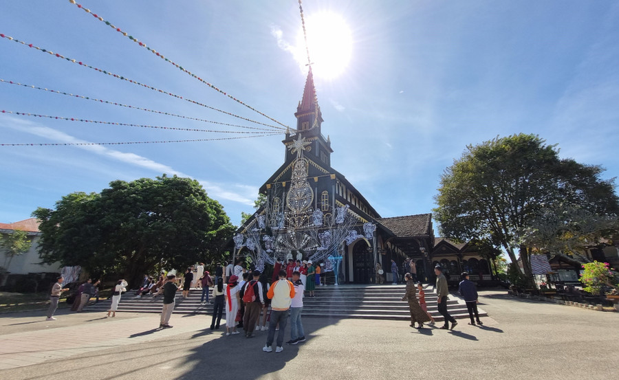 Nhà thờ gỗ Kon Tum. Ảnh: DN Nhà thờ gỗ Kon Tum. Ảnh: DN