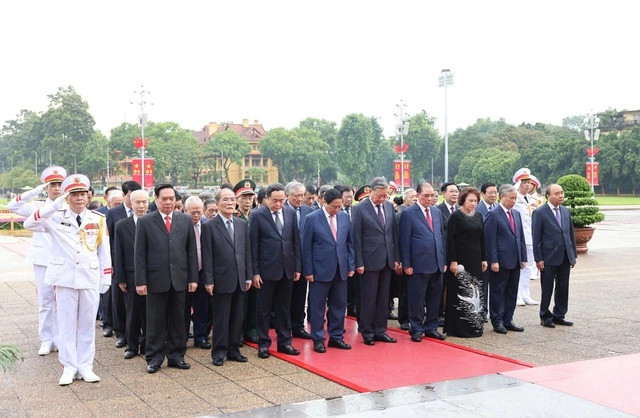 Các vị lãnh đạo, nguyên lãnh đạo Đảng, Nhà nước vào Lăng viếng Chủ tịch Hồ Chí Minh. ẢNH: GIA HÂN Các vị lãnh đạo, nguyên lãnh đạo Đảng, Nhà nước vào Lăng viếng Chủ tịch Hồ Chí Minh. ẢNH: GIA HÂN