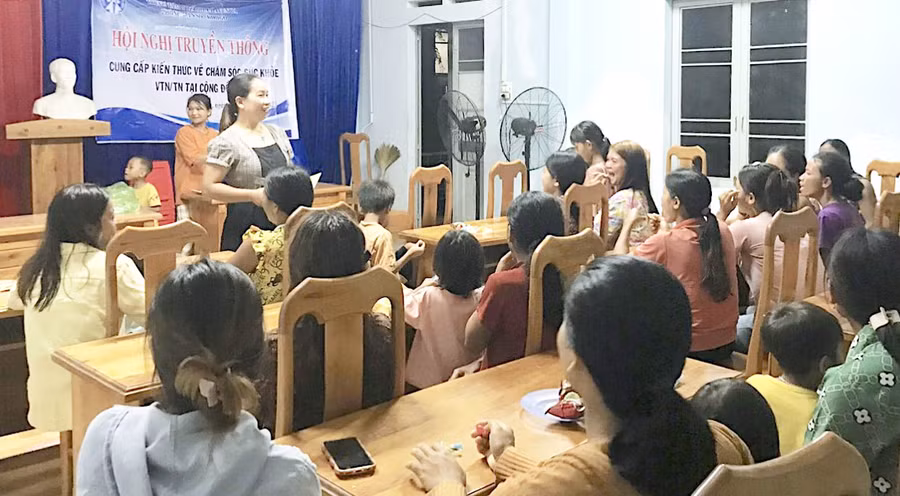 Phòng Dân số-Kế hoạch hóa gia đình (Trung tâm Y tế thị xã Ayun Pa) lồng ghép tuyên truyền về giảm thiểu tảo hôn cho người dân trên địa bàn. Ảnh: ĐVCC