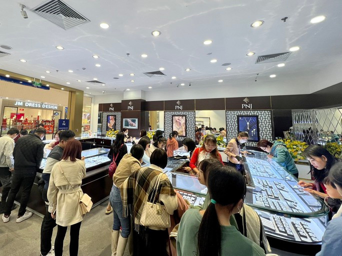 Khách đến mua các sản phẩm vàng tại cửa hàng của PNJ ngày 29-1. Ảnh: Bình An Khách đến mua các sản phẩm vàng tại cửa hàng của PNJ ngày 29-1. Ảnh: Bình An