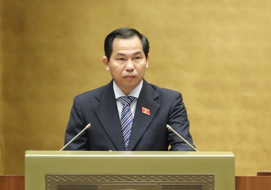 Chủ nhiệm Ủy ban Tài chính - Ngân sách Lê Quang Mạnh trình bày báo cáo, sáng 10-11. Ảnh: QUANG PHÚC