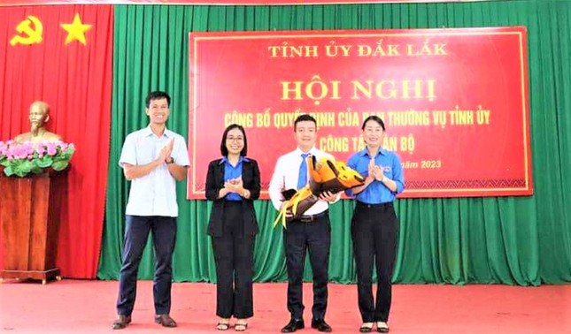 Anh Trần Doãn Tới nhận hoa chúc mừng của lãnh đạo Tỉnh Đoàn Anh Trần Doãn Tới nhận hoa chúc mừng của lãnh đạo Tỉnh Đoàn