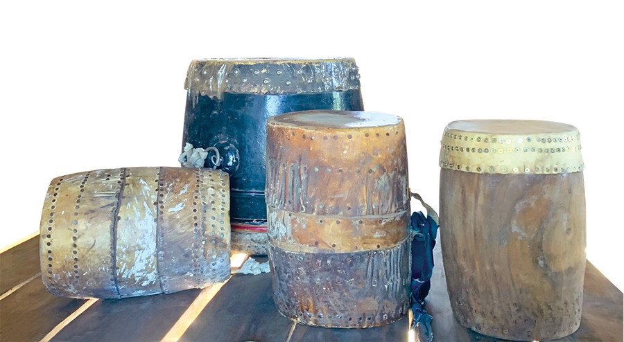 Những chiếc trống được ông Kpă Bưn xem như báu vật. Ảnh: P.L Những chiếc trống được ông Kpă Bưn xem như báu vật. Ảnh: P.L