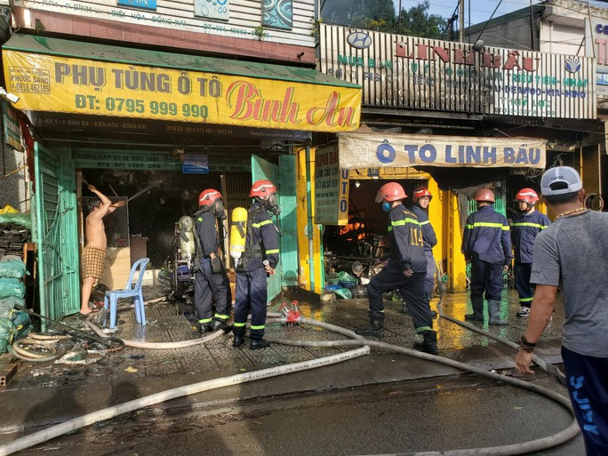 Đám cháy đã được khống chế, vụ cháy thiêu rụi nhiều tài sản bên trong 3 căn nhà