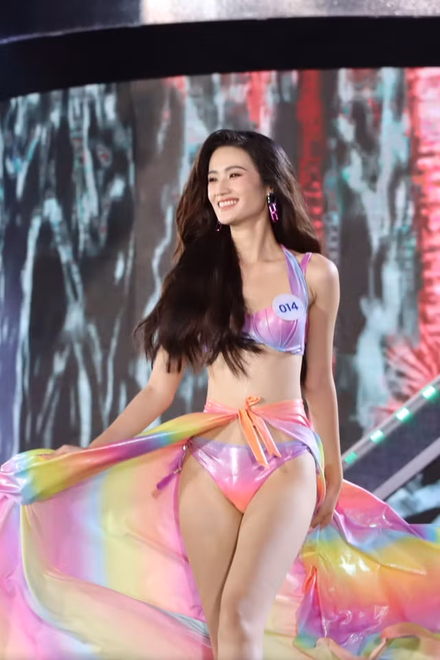 Người đẹp Bình Định đăng quang Hoa hậu Thế giới Việt Nam 2023 - Ảnh 6. Người đẹp Huỳnh Trần Ý Nhi nhận được nhiều sự cổ vũ từ khán giả.