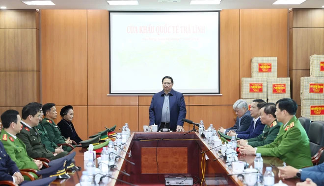 Thủ tướng Phạm Minh Chính làm việc với các lực lượng đang làm nhiệm vụ tại Cửa khẩu Quốc tế Trà Lĩnh. (Ảnh: Dương Giang/TTXVN) Thủ tướng Phạm Minh Chính làm việc với các lực lượng đang làm nhiệm vụ tại Cửa khẩu Quốc tế Trà Lĩnh. (Ảnh: Dương Giang/TTXVN)