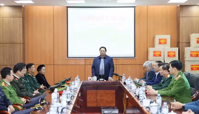 Thủ tướng Phạm Minh Chính làm việc với các lực lượng đang làm nhiệm vụ tại Cửa khẩu Quốc tế Trà Lĩnh. (Ảnh: Dương Giang/TTXVN)