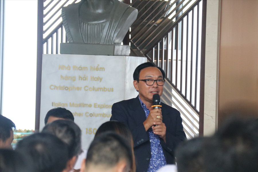 Đại diện tổ hợp giải trí đêm Ana Park giới thiệu những khu chức năng phục vụ du khách. Ảnh: Phương Linh Đại diện tổ hợp giải trí đêm Ana Park giới thiệu những khu chức năng phục vụ du khách. Ảnh: Phương Linh