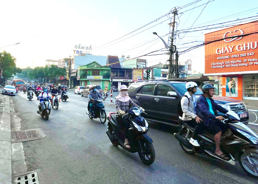 Vào giờ cao điểm, nút giao thông Hùng Vương-Nguyễn Viết Xuân-Bà Triệu thường xảy ra tình trạng ùn tắc giao thông. Ảnh: Minh Phương Vào giờ cao điểm, nút giao thông Hùng Vương-Nguyễn Viết Xuân-Bà Triệu thường xảy ra tình trạng ùn tắc giao thông. Ảnh: Minh Phương