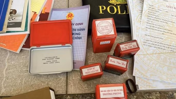 Bắt đại tá công an, luật sư, nhà báo… dỏm lừa chạy việc chiếm đoạt 7 tỉ đồng - Ảnh 5. Con dấu giả công an thu giữ khi bắt đối tượng