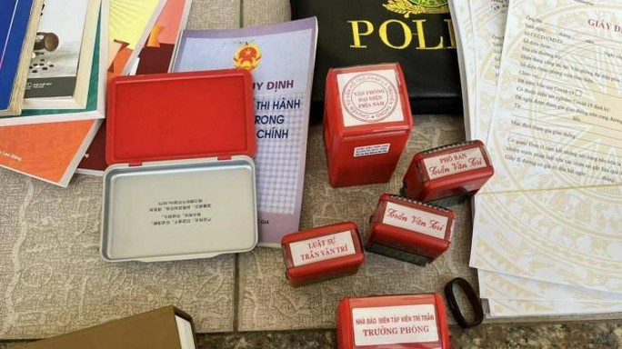 Con dấu giả công an thu giữ khi bắt đối tượng