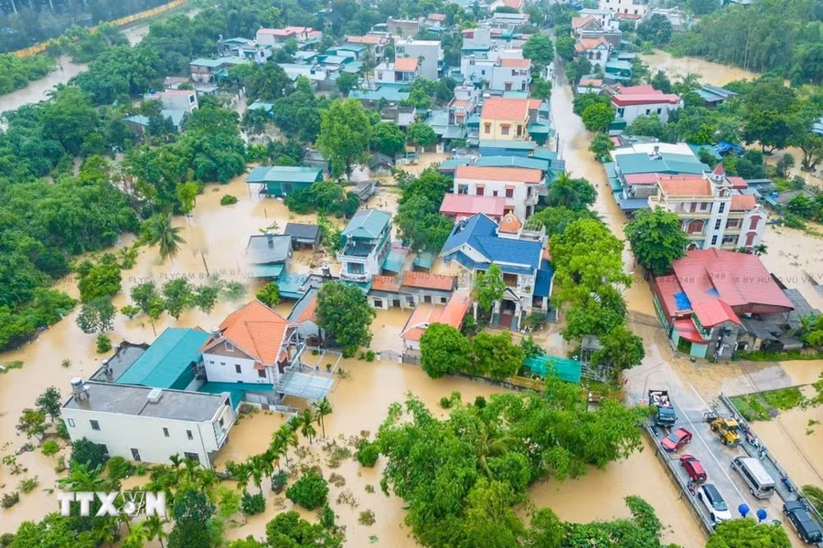 Mưa lớn gây ngập lụt tại thành phố Uông Bí, tỉnh Quảng Ninh. (Ảnh: Thanh Hương/TTXVN phát)