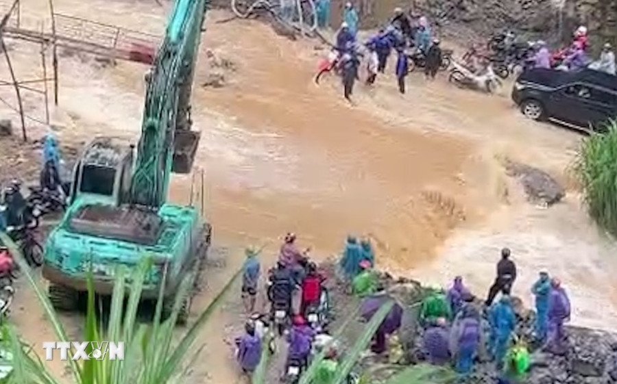 Mưa lớn gây sạt lở, chia cắt nhiều tuyến đường tại Hà Giang. (Ảnh: TTXVN phát) Mưa lớn gây sạt lở, chia cắt nhiều tuyến đường tại Hà Giang. (Ảnh: TTXVN phát)