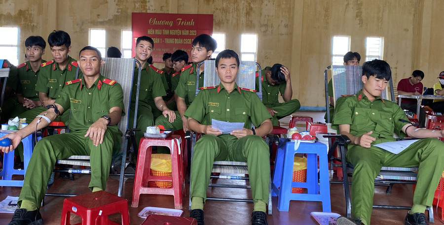 Cán bộ, chiến sĩ Tiểu đoàn Cảnh sát cơ động số 01 hưởng ứng phong trào HMTN. Ảnh: Hồng Ngọc