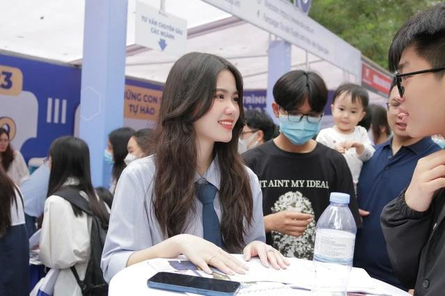 Nguyễn Quỳnh Anh tham gia tư vấn tuyển sinh tại Học viện Ngoại giao. Ảnh: NVCC Nguyễn Quỳnh Anh tham gia tư vấn tuyển sinh tại Học viện Ngoại giao. Ảnh: NVCC