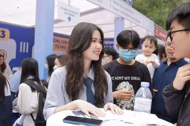 Nguyễn Quỳnh Anh tham gia tư vấn tuyển sinh tại Học viện Ngoại giao. Ảnh: NVCC