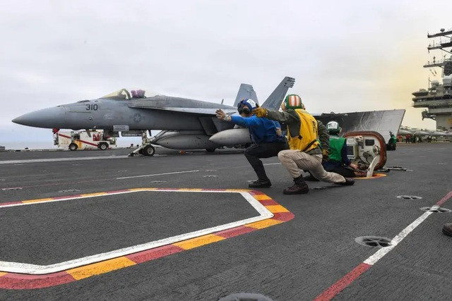 Tiêm kích F/A-18E Super Hornet đang chuẩn bị cất cánh trên tàu sân bay Abraham Lincoln. Ảnh: Defence Talk. Tiêm kích F/A-18E Super Hornet đang chuẩn bị cất cánh trên tàu sân bay Abraham Lincoln. Ảnh: Defence Talk.